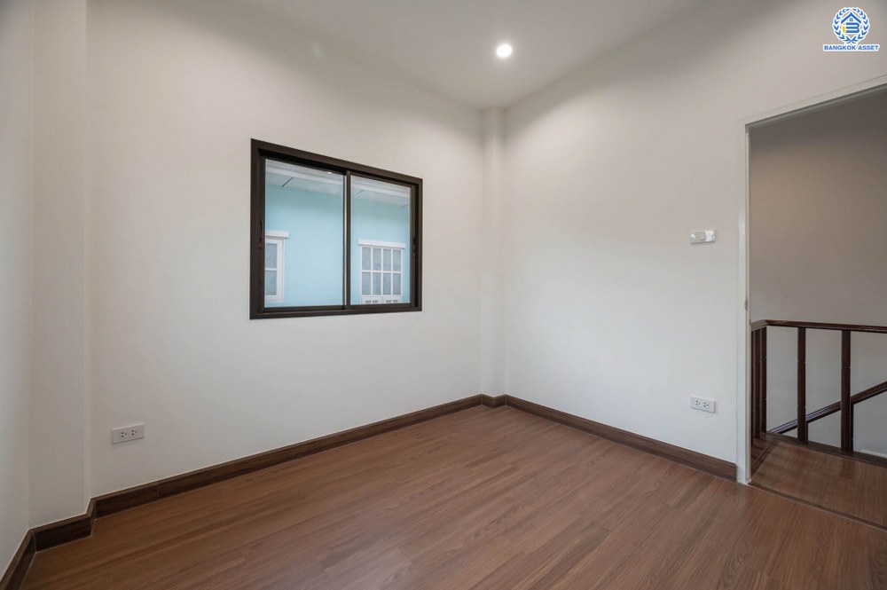 บ้านมือสองตกแต่งใหม่ โครงการ บุรีรมย์ วัดพระเงิน เนื้อที่ 36.3 ตร.ว. ฟังก์ชัน 3 ห้องนอน 2 ห้องน้ำ 1 ที่จอดรถ พื้นที่ใช้สอยกว้างขวาง เดินทางสะดวกสบาย บนทำเลเชื่อมต่อถนนกาญจนาภิเษก ใกล้เซ็นทรัลเวสต์เกต โครงการรถไฟฟ้าสายสีม่วง "สถานีตลาดบางใหญ่" และทางด่วน "ศรีรัช"